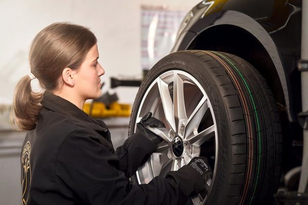 Foto: Continental/Kristof Poggel - Der Radwechsel muss nicht unbedingt in der Werkstatt durchgeführt werden