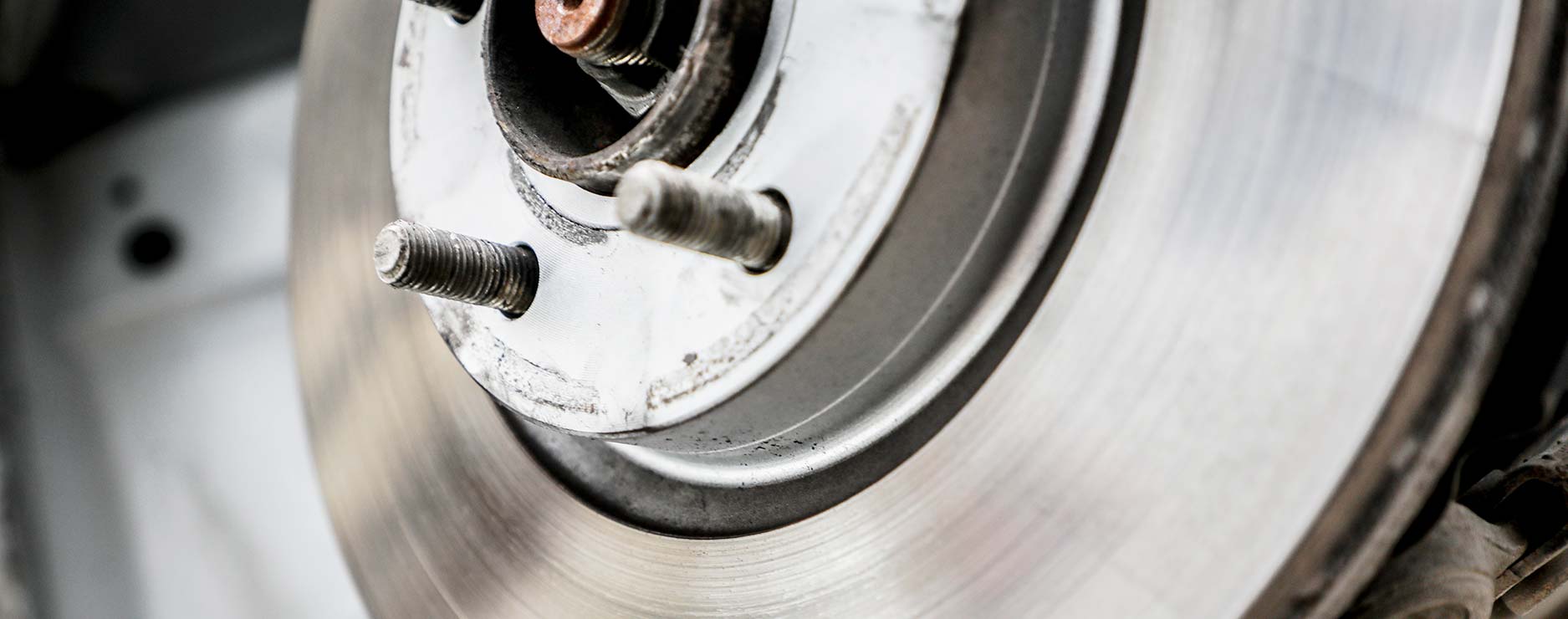 Bild bremsenservice-werkstatt-bremsscheibe-bremsbacken-reifen-tauschen.jpg