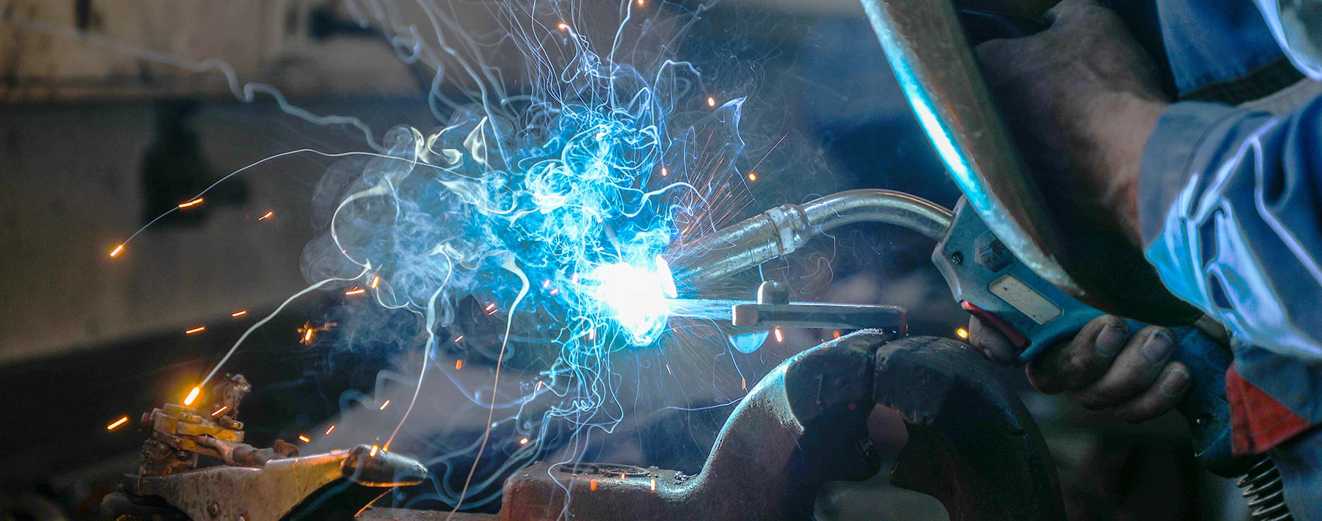 Bild kfz-werkstatt-karosserie-teile-reparatur-ausbeulen-rostschaden-schweissen.jpg